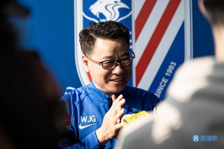 于是，顾言正强装镇定的喊道：你给我听好，我可是顾家二爷。